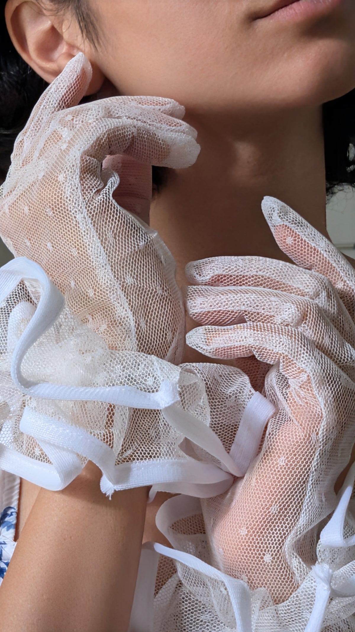 Kurze Handschuhe mit Punkten (Stark gerafft) - Liesl