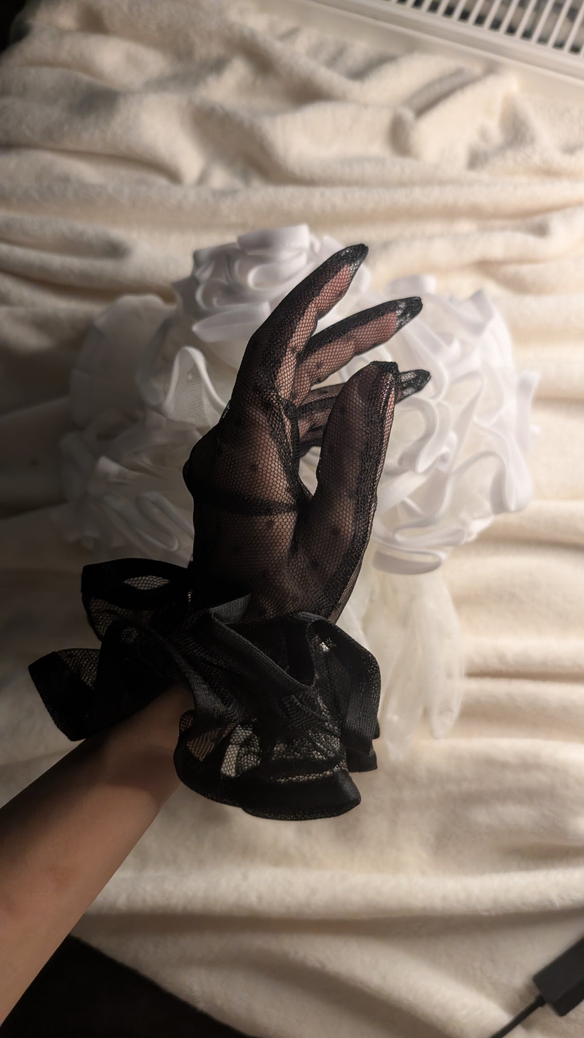 Kurze Handschuhe mit Punkten (Stark gerafft) - Liesl