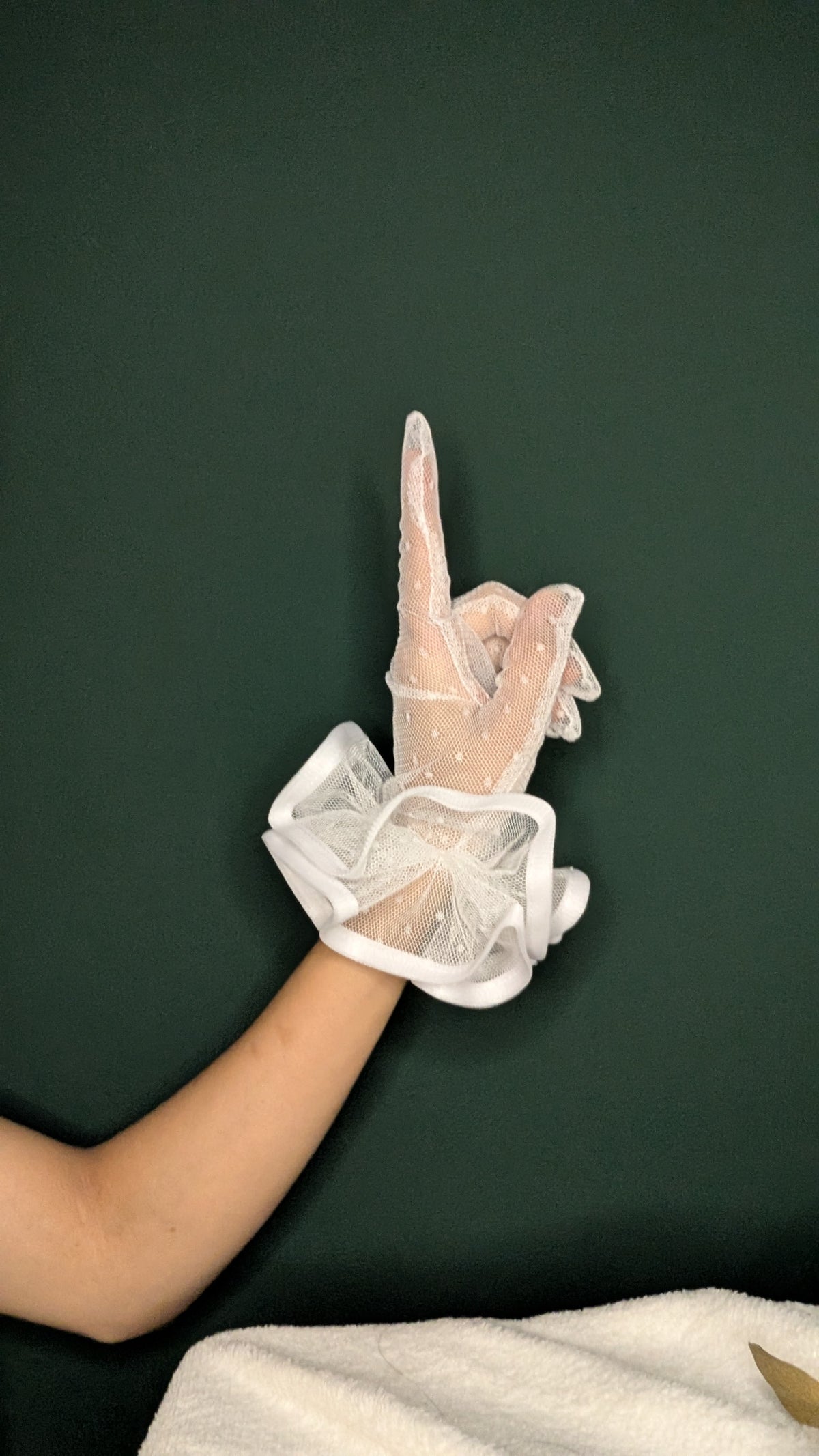 Kurze Handschuhe mit Punkten (Stark gerafft) - Liesl