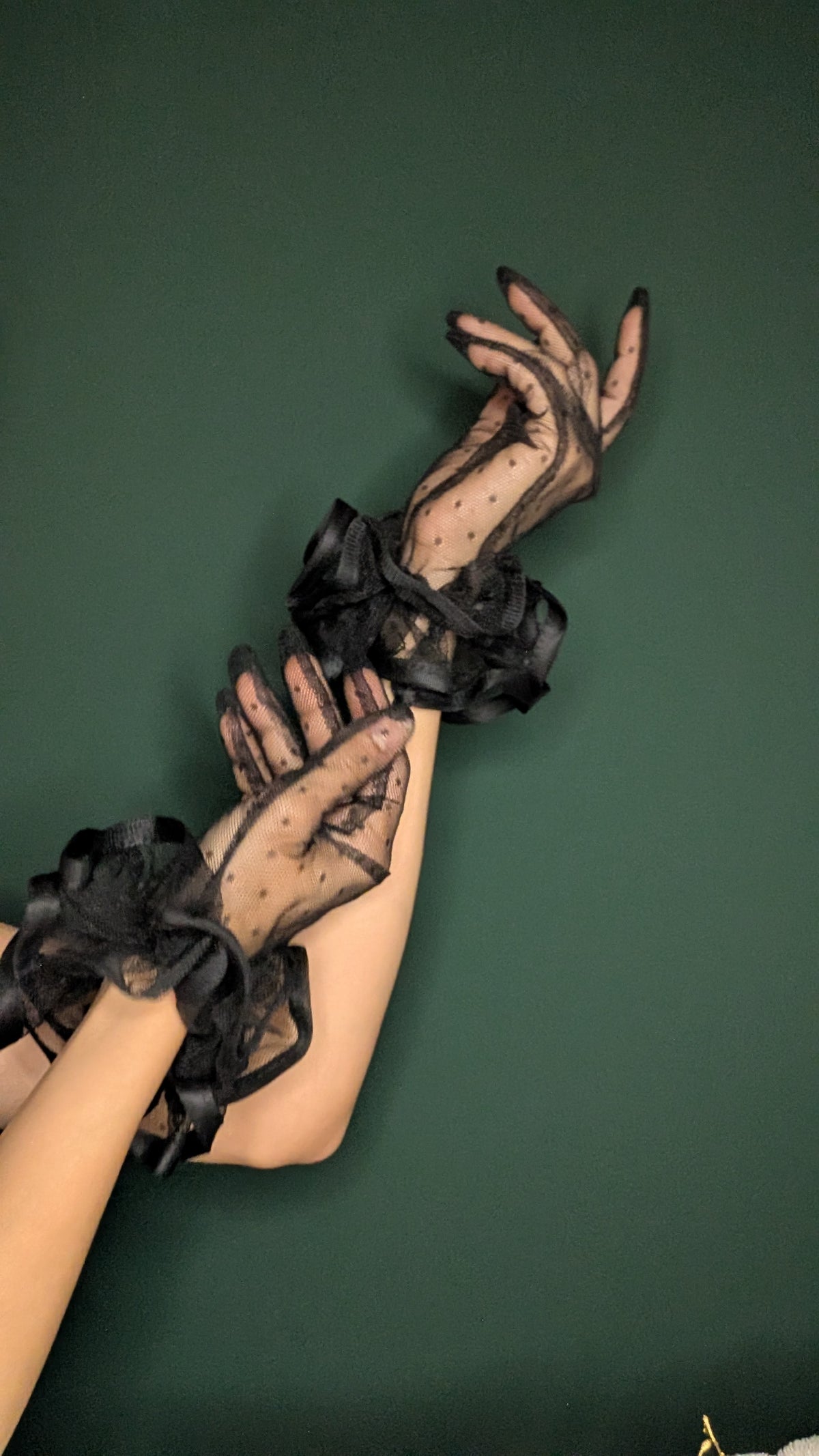 Kurze Handschuhe mit Punkten (Stark gerafft) - Liesl