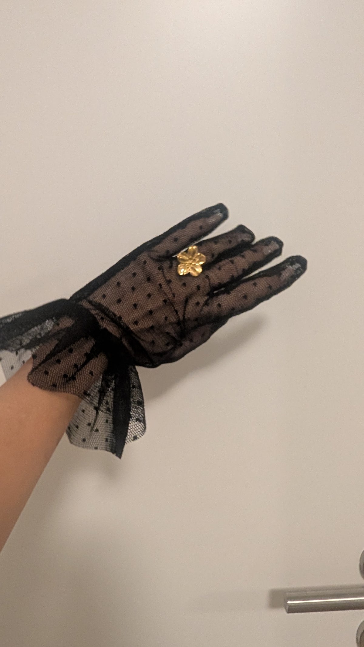 Kurze Tüllhandschuhe mit Pünktchen, leicht gerafft_Lotte