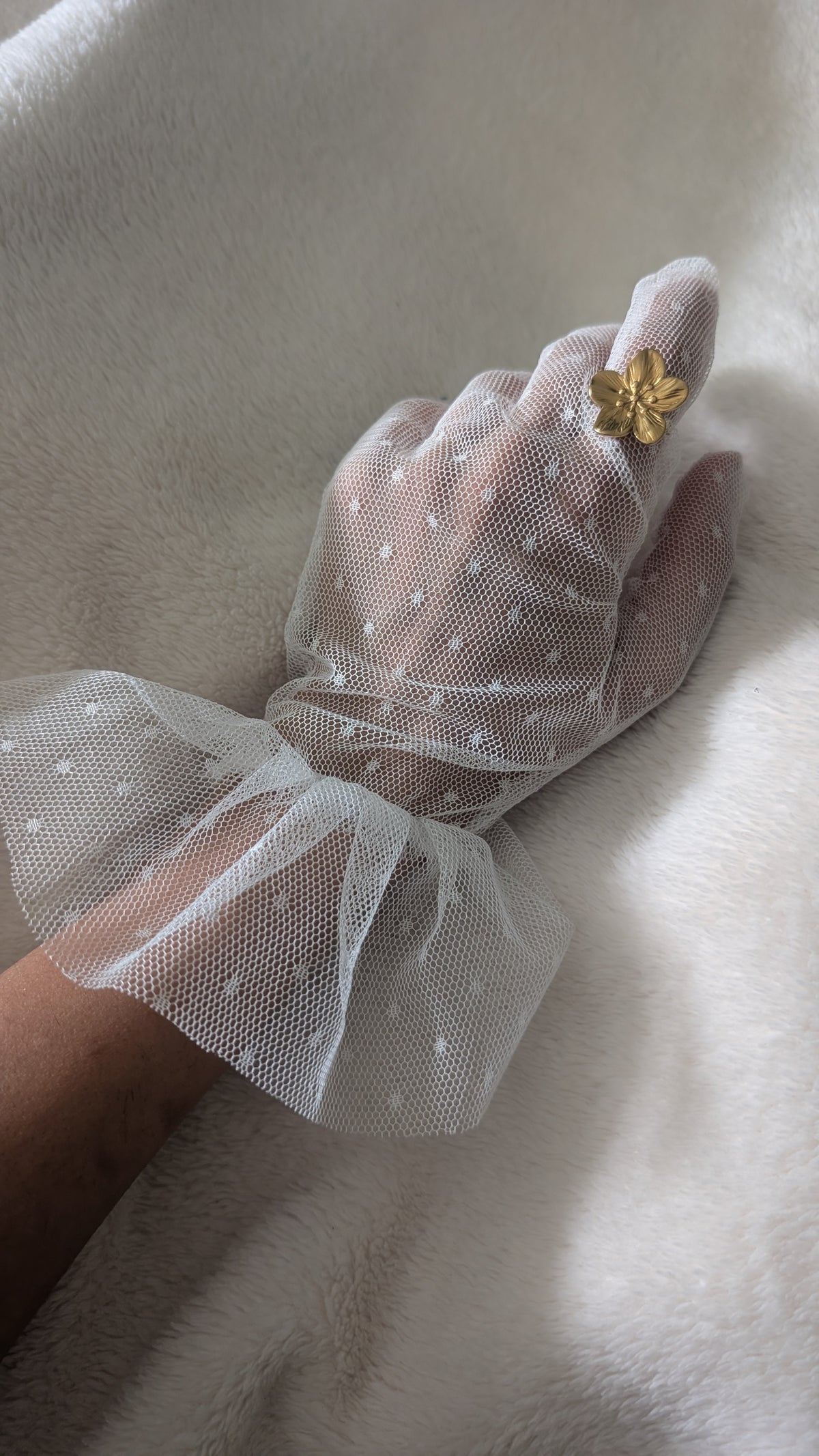 Kurze Tüllhandschuhe mit Pünktchen, leicht gerafft_Lotte