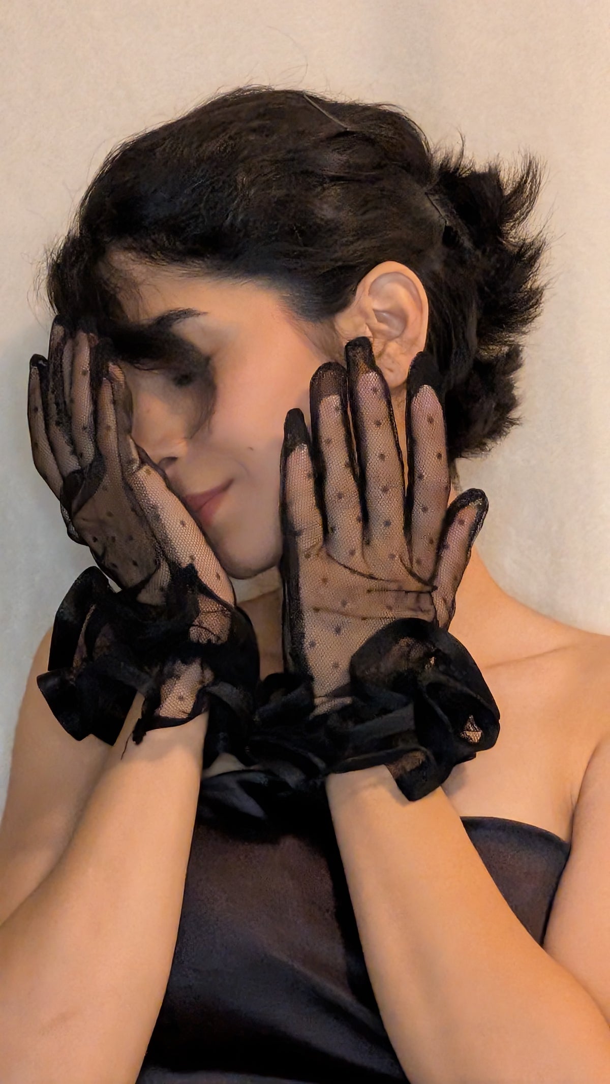 Kurze Handschuhe mit Punkten (Stark gerafft) - Liesl