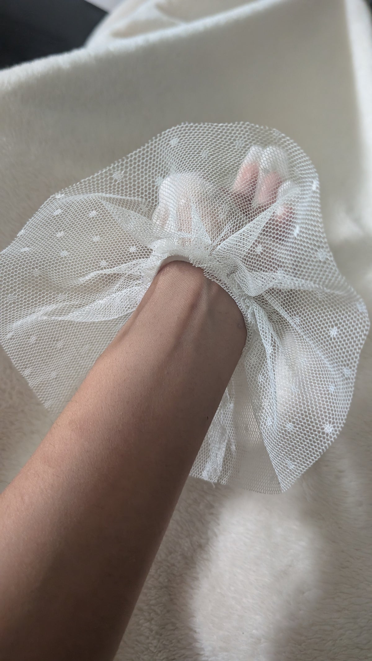 Kurze Tüllhandschuhe mit Pünktchen, leicht gerafft_Lotte